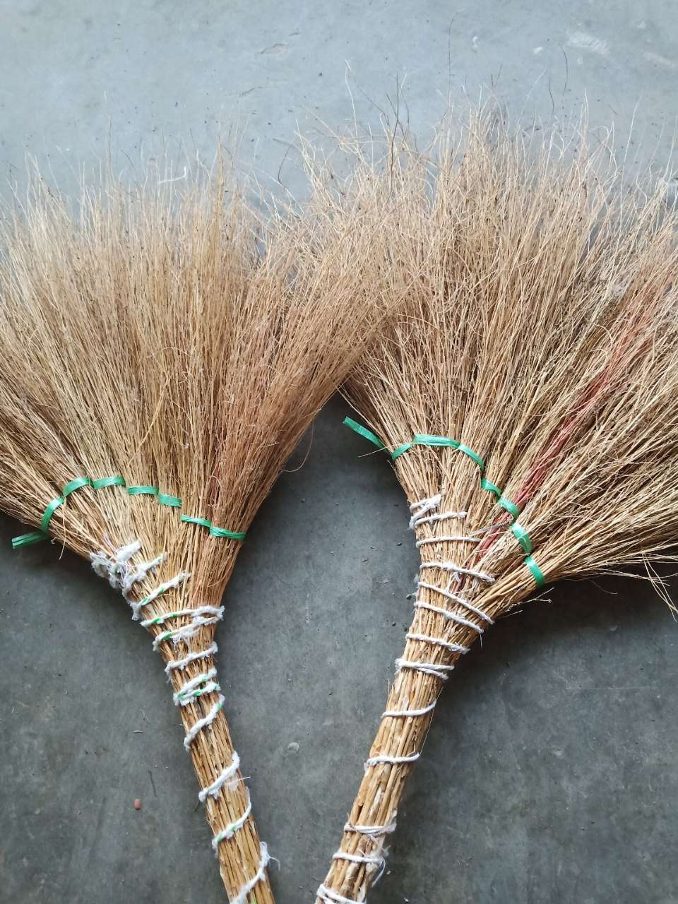 出售,批发大量扫帚