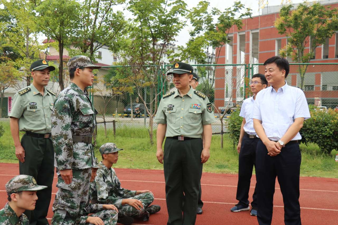 池州军分区宋政委县委纪书记视察预征青年役前训练