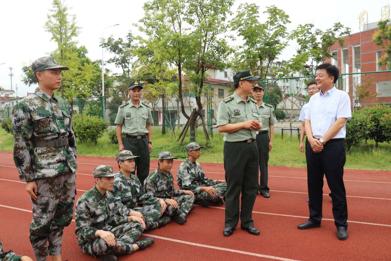 池州军分区宋政委县委纪书记视察预征青年役前训练