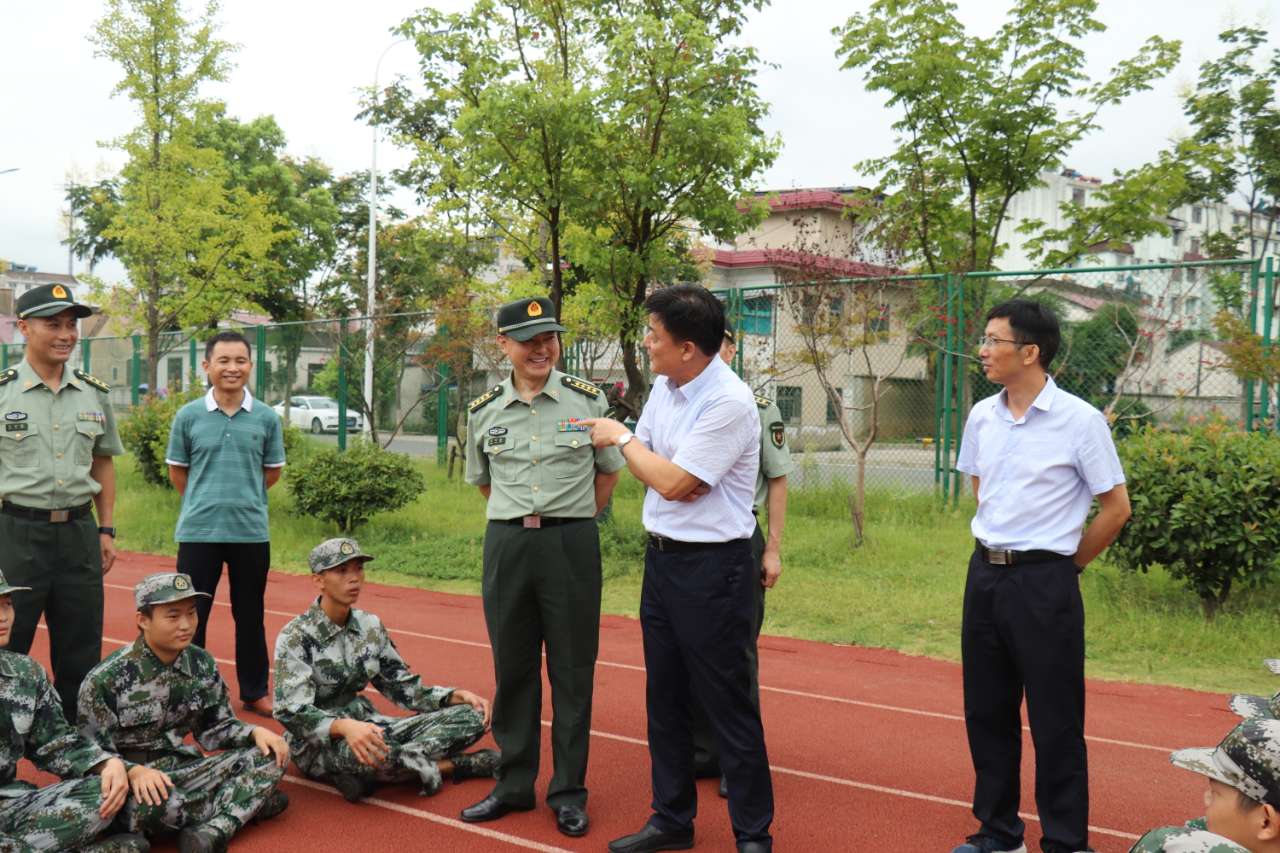 池州军分区宋政委县委纪书记视察预征青年役前训练