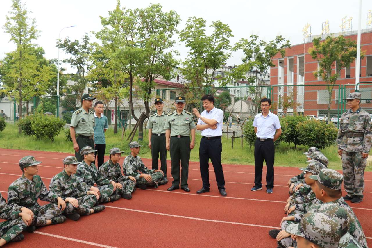 池州军分区宋政委县委纪书记视察预征青年役前训练